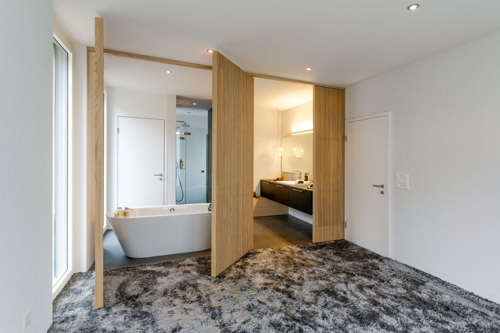 Neues Badezimmer mit Marmorboden und Holztüren
